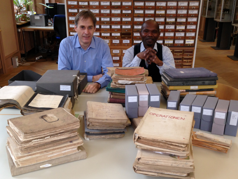 Hines Mabika und Hubert Steinke mit Archivmaterial zum Spital Lambarene