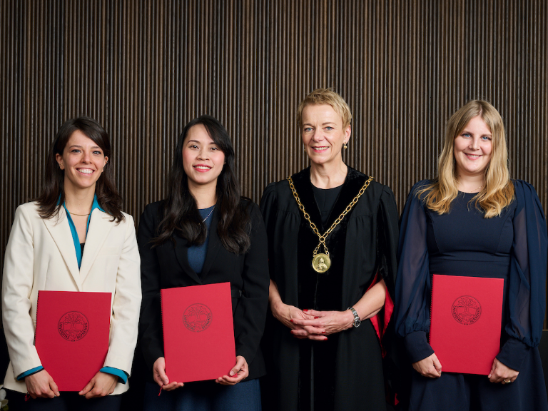 Awardees of the 2024 Dr. Lutz und Dr. Celia Zwillenberg Prize together with Rector Virginia Richter