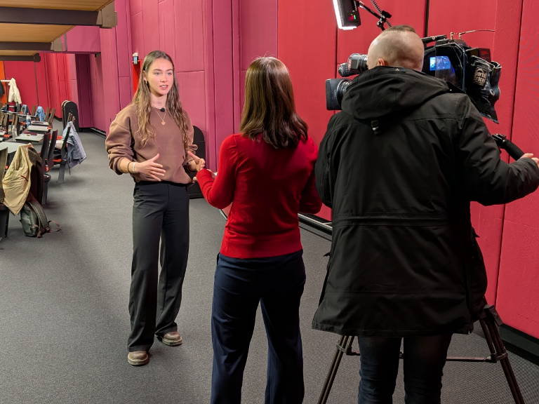 Studentin Sabine Held beim Interview vor der Kamera von SRF